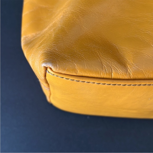 Peck & Peck Collection Twisted Handle Yellow Leather Hobo Shoulder Bag - Picture 10 of 12